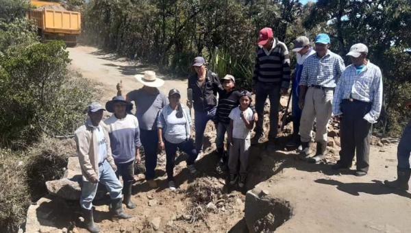 GAD Colaisaca, Trabaja en el mejoramiento vial.